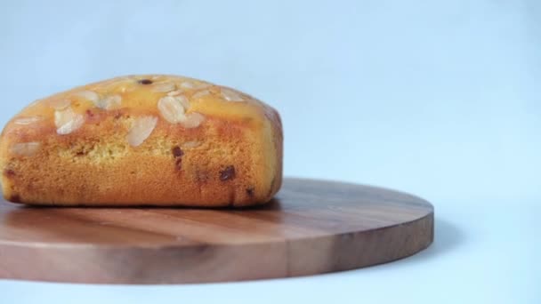 Skiva bagerikaka på hackbräda på vit — Stockvideo