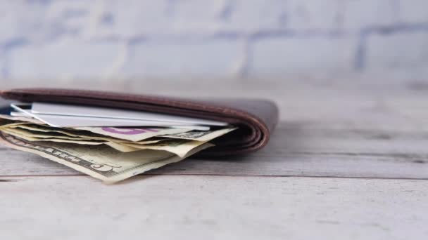 Close-up van contant geld in portemonnee op tafel. — Stockvideo