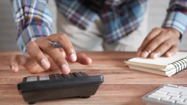 Fechar a mão do homem usando calculadora — Vídeo de Stock