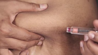 Genç adam insülin kalem kullanıyor. Yakın çekim. 