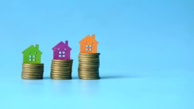 Masadaki madeni para yığını, ev kredisi konsepti. 