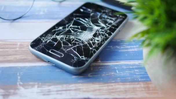 Téléphone intelligent cassé sur fond en bois — Video