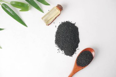 Masadaki kavanozda yağlı kaşık üzerindeki siyah kimyon..