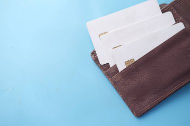 Mavi arka plandaki bir cüzdanda kredi kartlarını kapat 