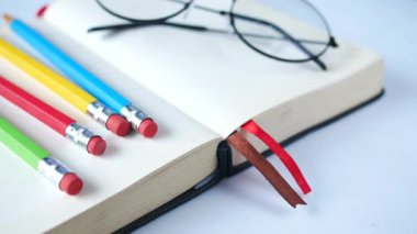 Masadaki açık günlük ve renkli kalemleri kapat 