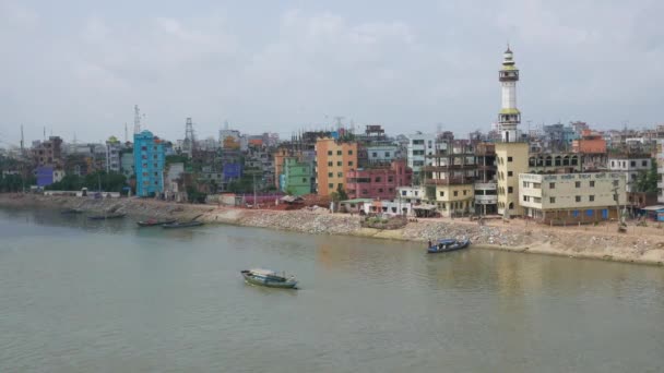 Vue du matin sur la rivière Buriganga et les bateaux au Bangladesh, — Video