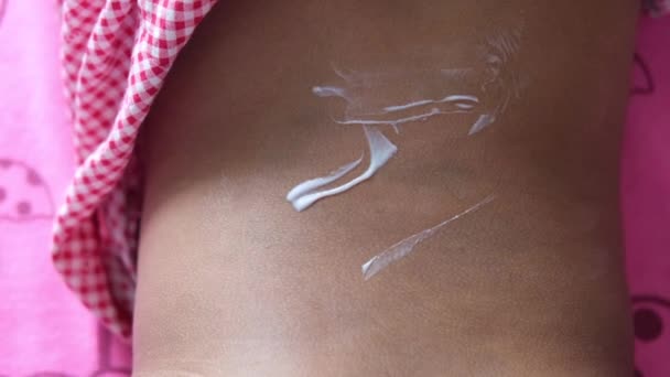 Mãe aplicando creme na pele do bebê — Vídeo de Stock
