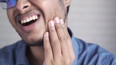 Genç adam çok hassas. 