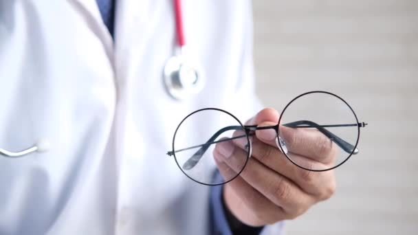 Médico mão segurar um óculos de perto , — Vídeo de Stock