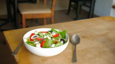  Kafe masasındaki kasede Yunan salatası .