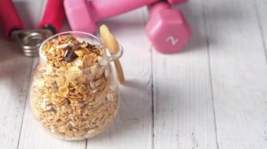  Yulaf ezmesi kavanozda, masada kaşık ve halterle. 