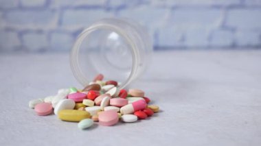 Pek çok renkli hap ve kapsülü kapat 