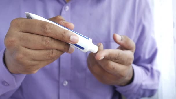 Hombre aplicando crema antibiótica de cerca — Vídeo de stock