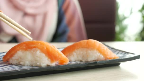 Sushi nigiri tradicional japonés con salmón en plato — Vídeo de stock