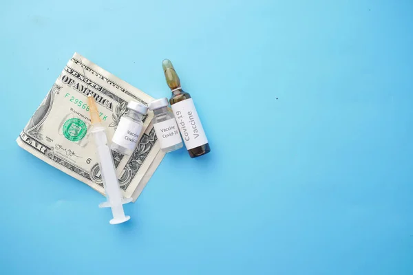 Concept de coût des soins de santé avec nous dollar, vaccin et pilules — Photo