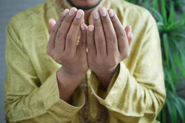 Homem muçulmano manter a mão em gestos de oração durante o ramadã, Close-up — Fotografia de Stock