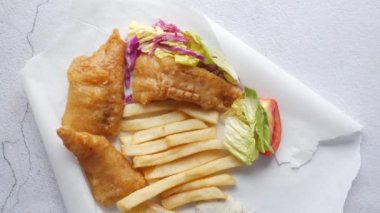 Balık fileto, limon, cips ve patates püresi. 