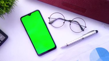  Masada yeşil ekran, dizüstü bilgisayar ve hesap makinesi olan akıllı telefon 