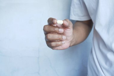  Adam elinde fotokopi alanı olan hapları tutuyor. 