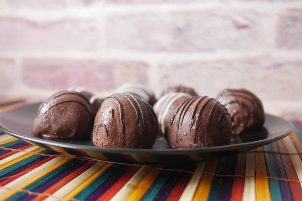 Cioccolato fondente su un piatto su sfondo rosa — Foto Stock