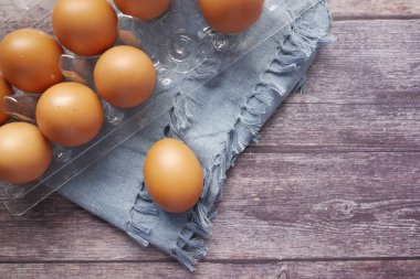 Yumurtaları bir kaseye koy..