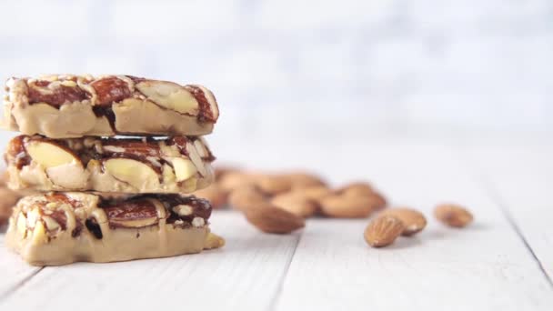 Almond dan oat bar protein di atas meja , — Stok Video