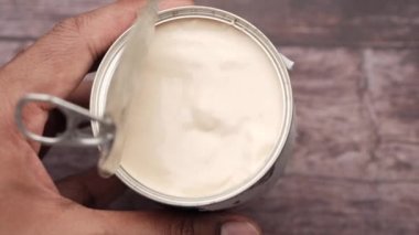 Süt kremasının masadaki konteynırın üst görüntüsü 