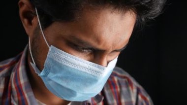 Siyah maskeli sağlıksız bir adam. 