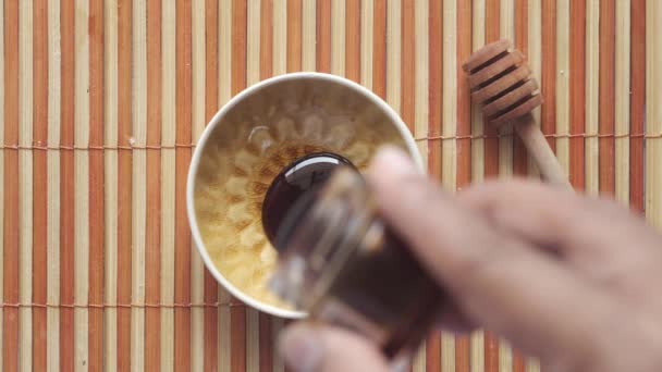 Frischer Honig aus einem Behälter — Stockvideo