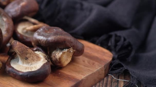 Rauwe champignon paddestoel ion een snijplank op tafel — Stockvideo