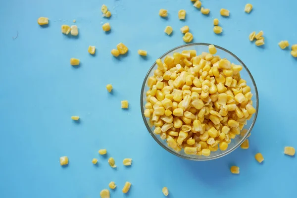 Édes kukorica egy tál kék háttér , — Stock Fotó