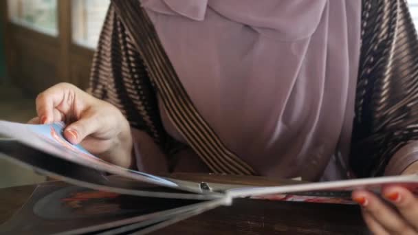 Mulheres mão lendo um menu de comida no café em Bangladesh — Vídeo de Stock