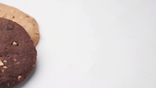 Pila de galletas de chocolate sobre fondo blanco — Vídeos de Stock