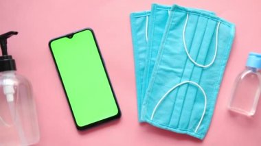 akıllı telefon, maske, termometre ve dezenfektanların düz bileşimi 