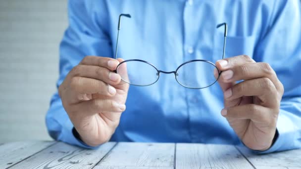 Close up of man hand holding old eyeglass — Stock Video