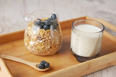  Mısır gevreği, böğürtlen ve süt masada. 