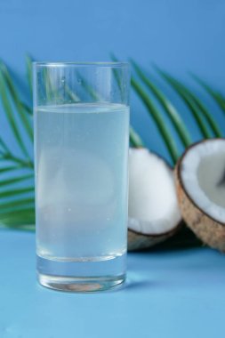 Bir dilim taze hindistan cevizi ve bir bardak hindistan cevizi suyu. 