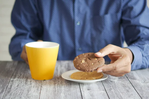 Ruční výběr cookies a čaj na stole — Stock fotografie