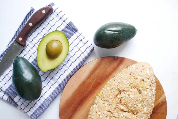 Vista dall'alto di fetta di avocado e pane sul tavolo di legno — Foto Stock