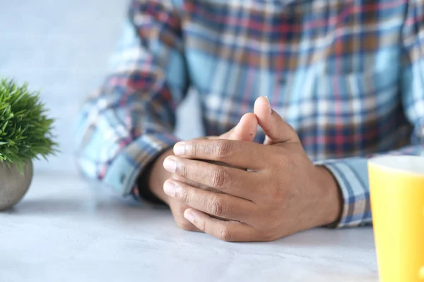 Hand eines nervösen jungen Mannes — Stockfoto