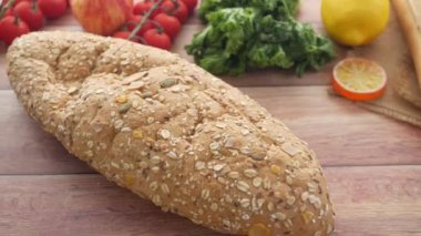 Ekmek, elma ve vişneli domates. 