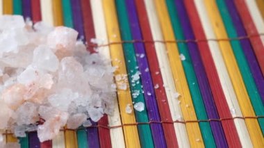 Masadaki bir kasede pembe kaya tuzu yakın. 