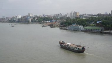 Buriganga nehri ve Bangladeş 'teki teknelerin sabah manzarası,