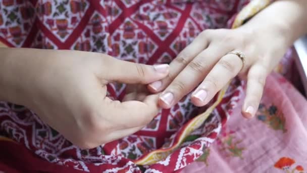 Wanita muda tangan menderita nyeri jari, — Stok Video