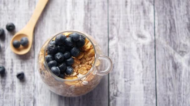 Mic dejun de cereale, boabe albastre pe masă — Videoclip de stoc