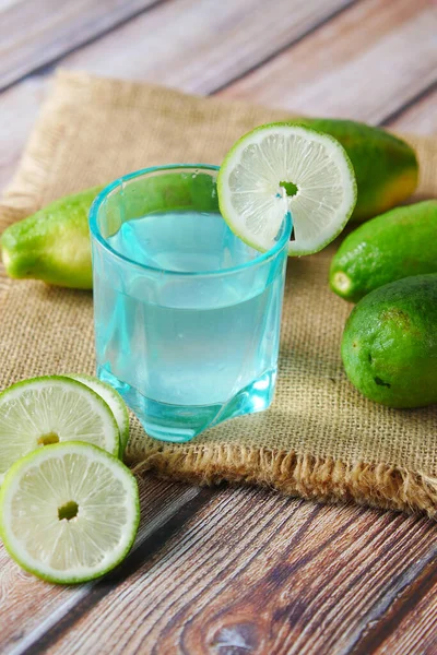 Bebida refrescante de água de limão na mesa, vista superior — Fotografia de Stock