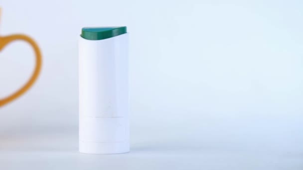 白い背景に人工甘味料容器とコーヒーマグカップ — ストック動画