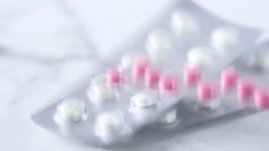 Masaya su toplayan paketleri bırakmayı kapat 