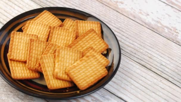 Perto de biscoitos doces na mesa de madeira — Vídeo de Stock