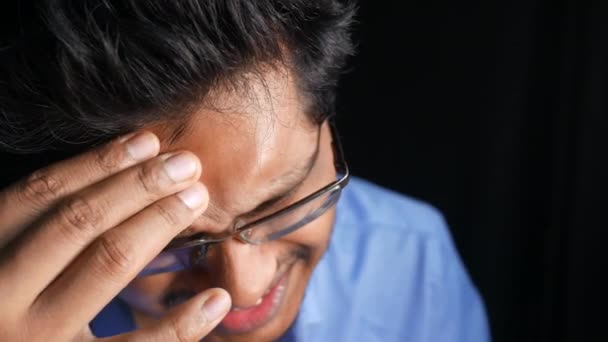 Młody Azji cierpi ból głowy odizolowany na czarny — Wideo stockowe